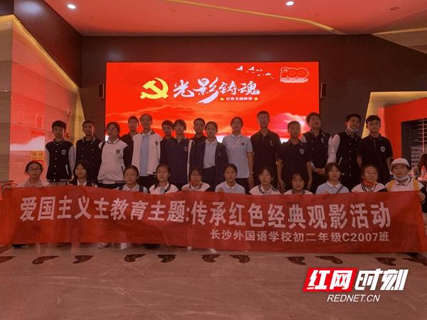 《神隐》王安宇:与赵露思拍大片亲昵胜情侣